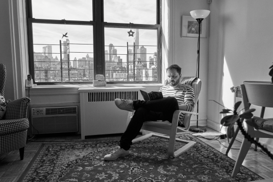 Kirmen Uribe en su apartamento de Nueva York. Foto: Oier Aranzabal