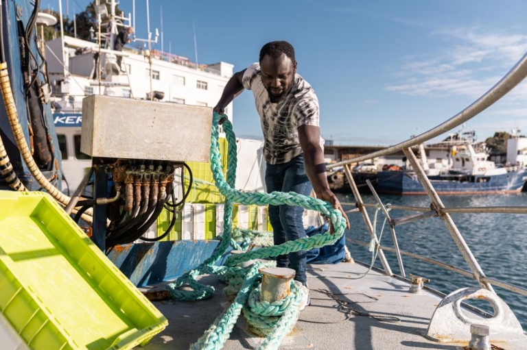 Ondarroako portuan, senegaldar jatorriko arrantzaleek hartu dute lekukoa, eta herrian txertatu dira.