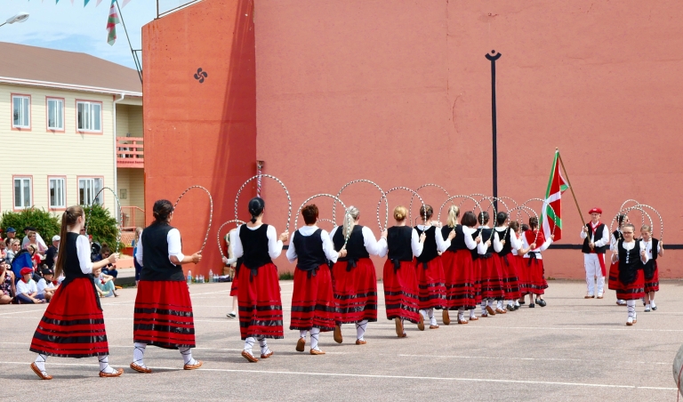 Basque festivities at the ´Zazpiak bat´ pelota court in Saint Pierre. Photo: Marie Cuvelier (CC)