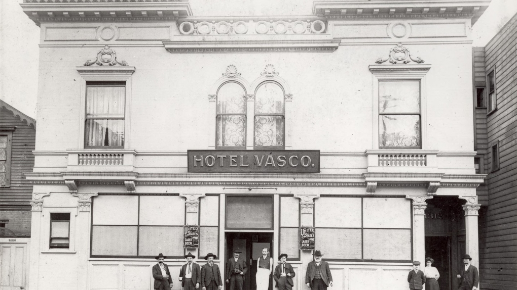 Martina Agirrek eta haren senarrak (1870) zuzendutako hotela. San Frantziskoko Vasco hotela. Argazkia: John Bilbao Euskal Liburutegiaren bildumak, Bilduma Berezi eta Unibertsitateko Artxiboen Saila, Nevadako Unibertsitatea, Reno.
