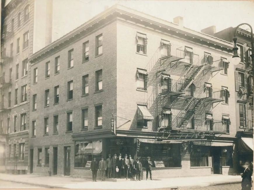 Bank Street, Greenwich Village, New York, donde Valentín Aguirre y Benita Orbe regentaban el Hotel Santa Lucía, el restaurante Jai Alai y una agencia de viajes. Foto: Frances Aguirre CC